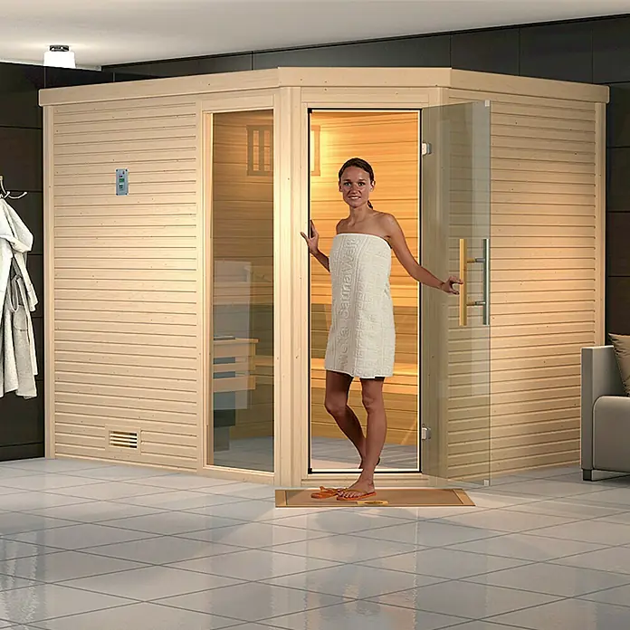 Weka Massivholzsauna TURKU 7,5 kW OS GT/F Gr.3 - Mit 7,5 kW Ofen mit externer Steuerung, L x B x H: 248 x 205 x 198 cm - Eine Frau betritt eine moderne Sauna mit Holzwänden und einer Glastür. Das entspannende Wellnessprodukt für zu Hause.