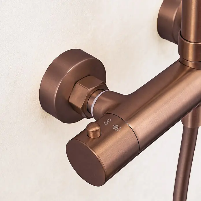 LOMAZOO Duschsystem LMZ-SENZA - Kupfer - Bronzefarbene Wand-Duscharmatur mit Temperaturregler und Duschstrahl-Symbol.