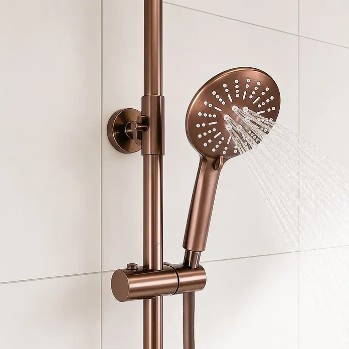 LOMAZOO Duschsystem LMZ-SENZA - Kupfer - Bronzefarbene Handbrause an passender Stange, spritzt Wasser.