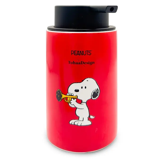 TohaaDesign Seifenspender - L x B x H: 14 x 10 x 14 cm, Keramik, Mehrfarbig - Roter Seifenspender mit Snoopy-Motiv und schwarzem Pumpkopf, zeigt Snoopy Trompete spielend, mit "PEANUTS TohaaDesign" Aufschrift.