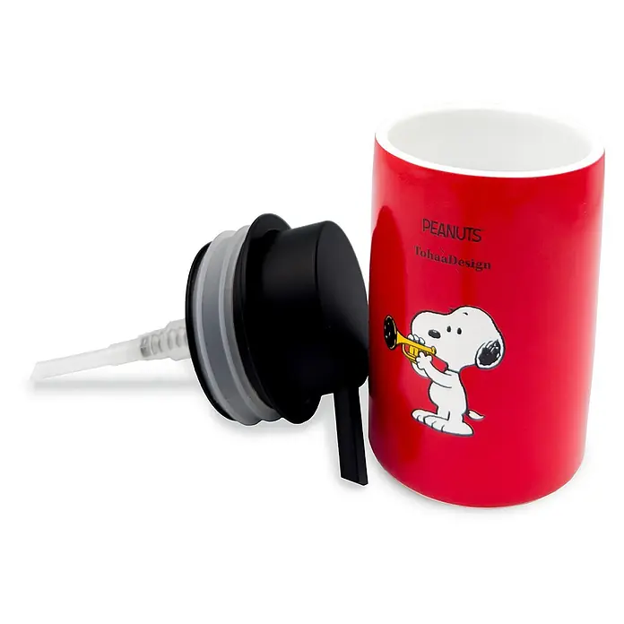 TohaaDesign Seifenspender - L x B x H: 14 x 10 x 14 cm, Keramik, Mehrfarbig - Roter Keramik-Seifenspender mit Snoopy, der Trompete spielt, schwarzem Pumpaufsatz und transparentem Rohr.