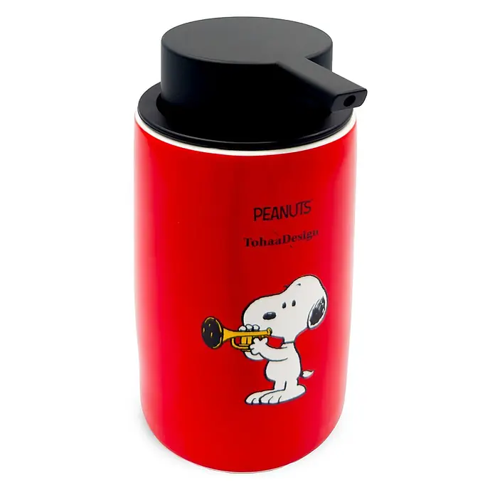 TohaaDesign Seifenspender - L x B x H: 14 x 10 x 14 cm, Keramik, Mehrfarbig - Rote Peanuts Snoopy Thermosflasche mit schwarzem Deckel und Trinkauslauf, darauf Snoopy mit Trompete.
