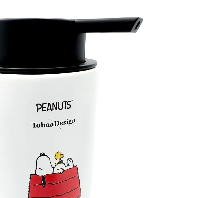 Tohaa Design Seifenspender Snoopy House - Peanuts -  - Weißer Seifenspender mit schwarzer Pumpe, der Snoopy und Woodstock auf einer roten Hundehütte zeigt, mit "PEANUTS" und "TohaaDesign" Schriftzug.