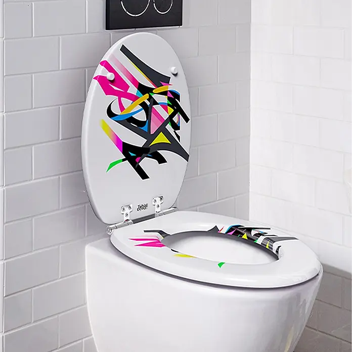 Tohaa Design WC-Sitz Saray03 - Camilo Ortega F. alias Corte -  - Weißer Toilettensitz mit lebhaftem, abstraktem Graffiti-Design in Schwarz, Pink, Gelb und Blau, offen auf einer Toilette.