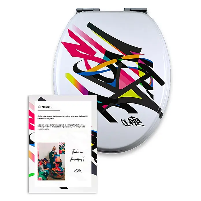 Tohaa Design WC-Sitz Saray03 - Camilo Ortega F. alias Corte -  - Weißer Toilettensitz mit lebendigem Graffiti-Street-Art-Design in Schwarz, Pink, Gelb und Blau, daneben eine Künstlerinformationskarte.