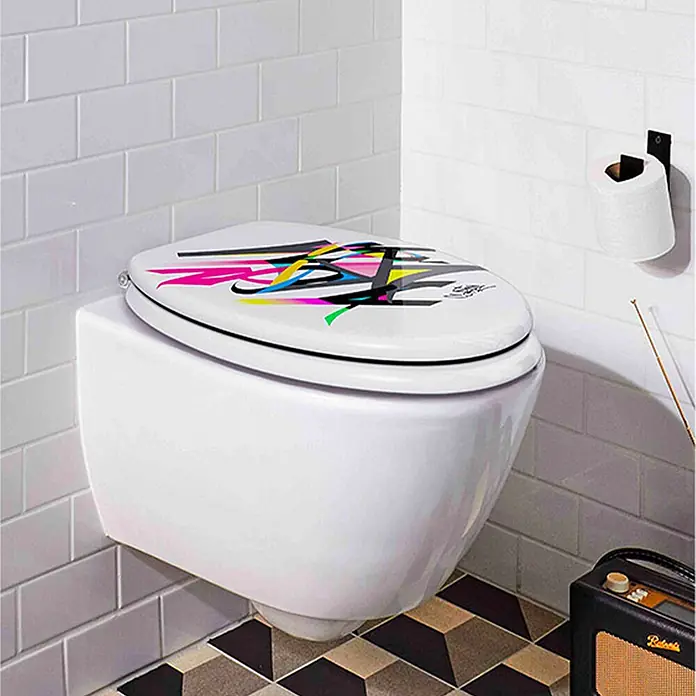 Tohaa Design WC-Sitz Saray03 - Camilo Ortega F. alias Corte -  - Weißer WC-Sitz mit lebendigem, abstraktem Grafikdesign, auf einem wandhängenden WC.