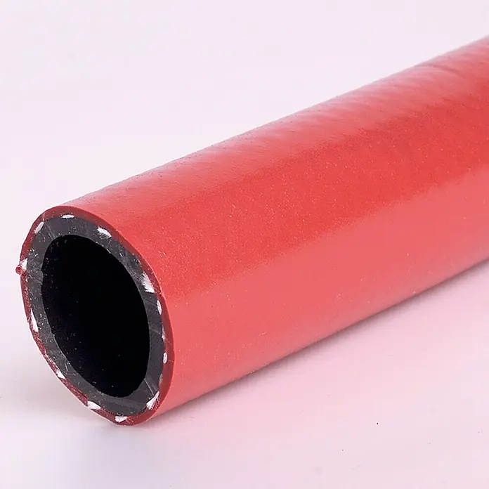 Wasserschlauch Meterware Wigum-Super - 13 mm - Nahaufnahme eines roten Industrie-Gummischlauchs mit schwarzer Innenseite und Textilverstärkung für den Einsatz in verschiedenen Branchen.