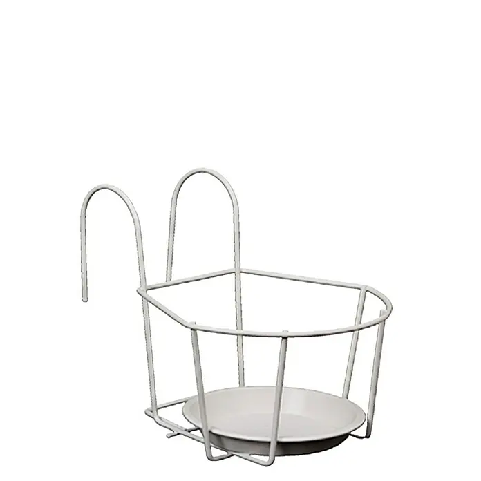 A.H.G. Soporte para maceta Wales I - 19 x 24 x 19 cm, Blanco - Primer plano de una jardinera colgante de metal blanco diseñada para sujetarse a un balcón, con un plato redondo en el interior.