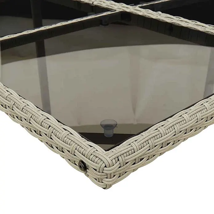 Maison exclusive gartenmöbel-set ilo kunststoff grau 11-teilig -  - Ecke eines hellbeigen Rattan-Gartentisches mit Glasplatte, gesichert durch einen Saugnapf.