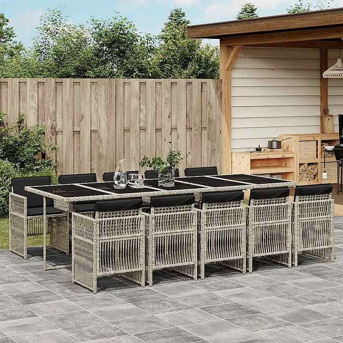 Maison exclusive gartenmöbel-set ilo kunststoff grau 11-teilig -  - Große Outdoor-Essgruppe aus hellem Rattan mit Tisch und Stühlen mit schwarzen Kissen auf einer Terrasse.