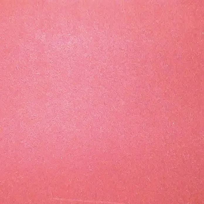 Craftomat Schleifstreifen - 93 x 230 mm, Körnung: 60 - Eine Nahaufnahme eines Texturierten, in einem Farbton, der zwischen Rosa und Rot liegt, der an glattes, gefärbtes Papier erinnert.