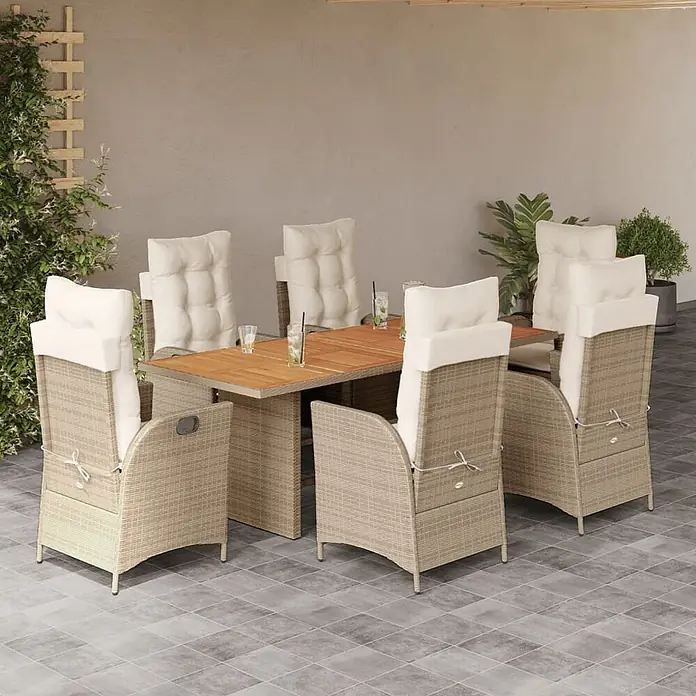 Maison exclusive gartenmöbel-set la palma kunststoff beige 7-teilig -  - Ein Outdoor-Essgruppe mit rechteckigem Holztisch und sechs beigefarbenen Korbstühlen mit cremefarbenen Kissen auf einer Terrasse.