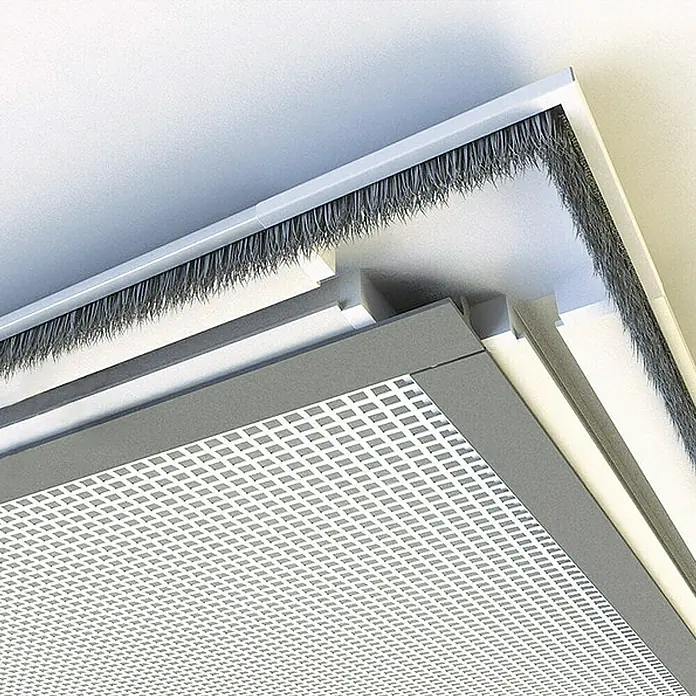 ACO Lichtschachtabdeckung - 140 x 75 cm, Bürstendichtung - Detailansicht einer Deckenlüftung mit einem Gittermuster und Bürstendichtung, ideal für eine saubere Luftverteilung und Schallabsorption im Raum.