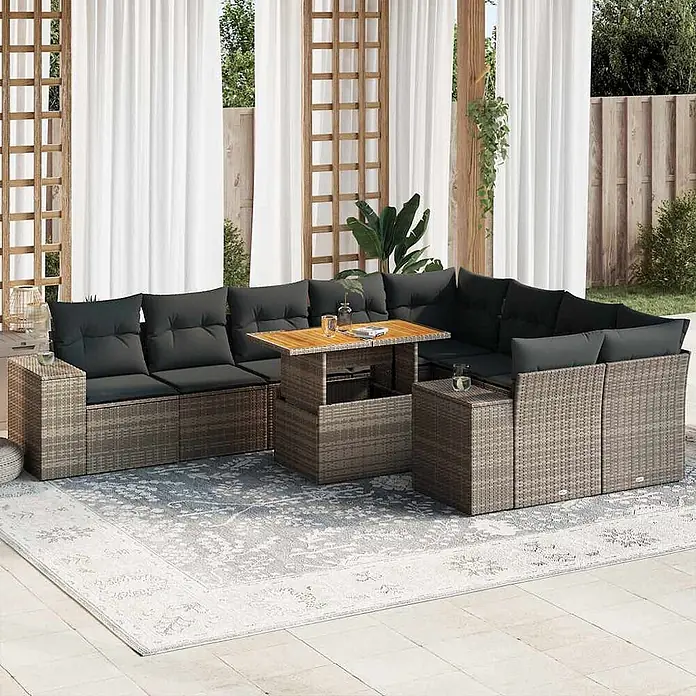 Maison exclusive gartenmöbel-set donald wayne holz grau 10-teilig -  - Graue Rattan-Garten-Ecksofa mit dunkelgrauen Kissen, verstellbarem Tisch und Beistelltisch auf einer Terrasse.