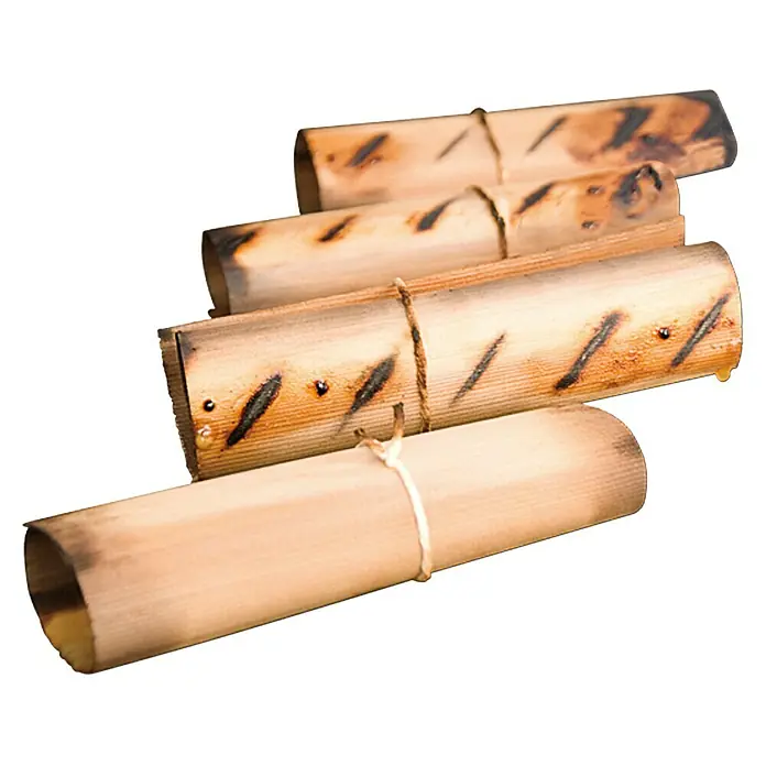 Weber Wood Wraps - 8 Stk., Zedernholz - Eine Nahaufnahme von vier Bambusrohren mit verkohlten Markierungen, die mit Bindfäden zusammengebunden sind, auf einem weißen Hintergrund.