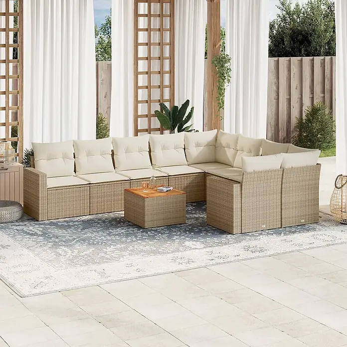 Maison exclusive gartenmöbel-set celira holz beige 10-teilig -  - Beigefarbenes Rattan-Gartensofa mit cremefarbenen Kissen und passendem Couchtisch auf einer Terrasse.