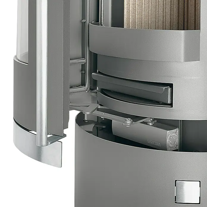 Justus Kaminofen Reno R - 6 kW, Raumheizvermögen: 124 m³, Material Verkleidung: Sandstein, Sandstein/Schwarz - Nahaufnahme eines modernen Kaminofens mit geöffneter Tür, der die hochwertige Verarbeitung und das Design des Ofens hervorhebt.