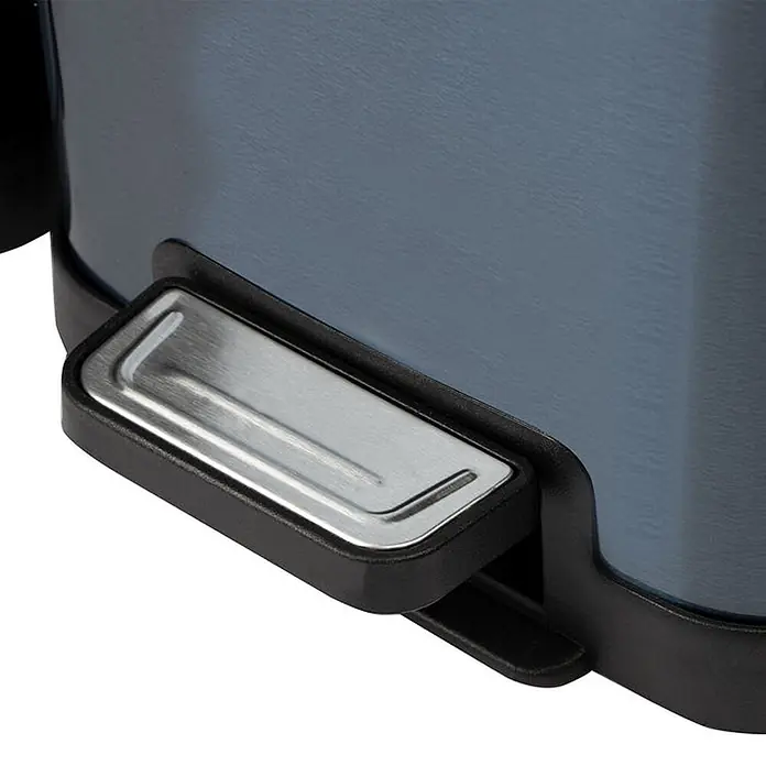 Floordirekt Standard-Mülleimer Zack 15 L Blau - 15 l, Edelstahl, Blau - Nahaufnahme des Fußpedals eines dunkelblau-grauen Mülleimers mit schwarzem Kunststoffrahmen und gebürsteter Metalltrittfläche.