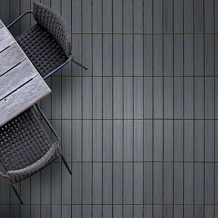 Floordirekt WPC-Klickfliese Classic Grau 30 x 30 cm -  - Dunkelgraue Outdoor-Fliesen in Holzoptik auf einer Terrasse, mit Holztisch und Korbstühlen.
