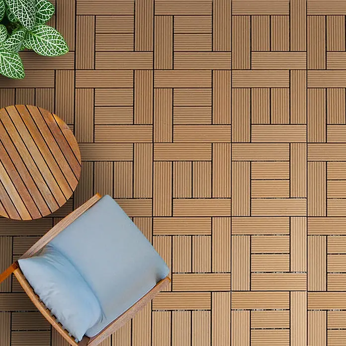 Floordirekt WPC-Klickfliese Classic Teak 30 x 30 cm -  - Braune Holzoptik-Terrassenfliesen in einem Korbmuster, bilden einen Terrassenboden mit Gartenmöbeln und Pflanze.
