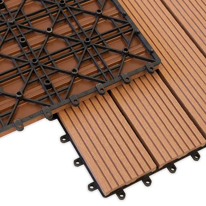 Floordirekt WPC-Klickfliese Royal Hellbraun 30 x 30 cm -  - Braune Klick-Terrassenfliesen aus Verbundwerkstoff mit schwarzer Kunststoffbasis, Ober- und Unterseite sichtbar.