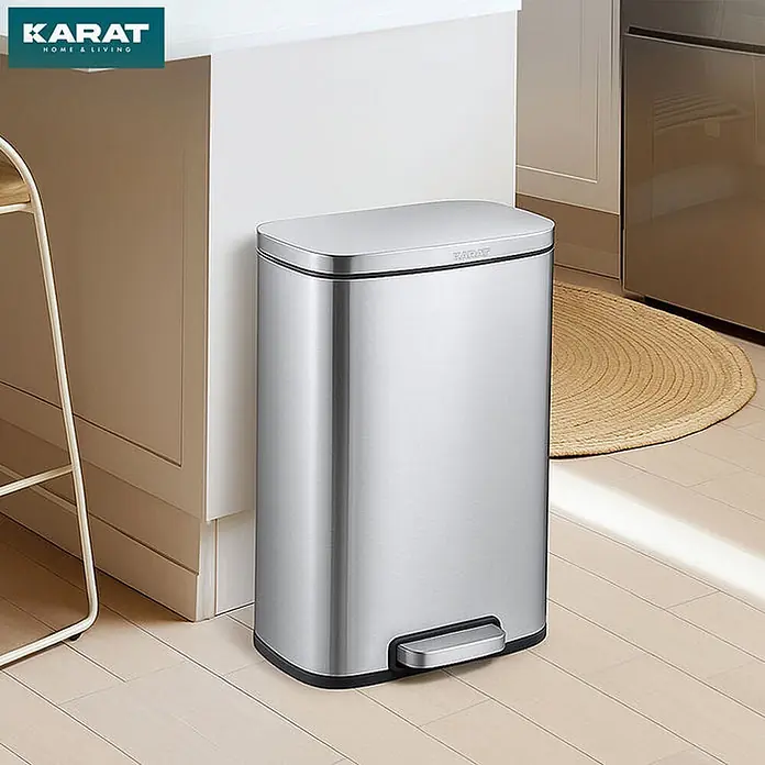 Floordirekt Mülleimer Dustin aus Edelstahl Absenkautomatik 50 Liter Silber -  - Rechteckiger Mülleimer aus Edelstahl mit Fußpedal, in einer Küche neben einem Schrank stehend. Hat eine elegante Silberoberfläche und flachen Deckel.
