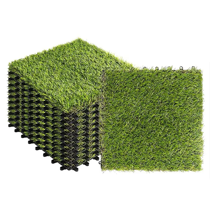Floordirekt Klickfliese Kunstgras 30 x 30 cm 30 x 30 cm 11er-Set -  - Gestapelte leuchtend grüne Kunstrasen-Verbundfliesen mit schwarzem Kunststoffboden, eine Fliese separat.