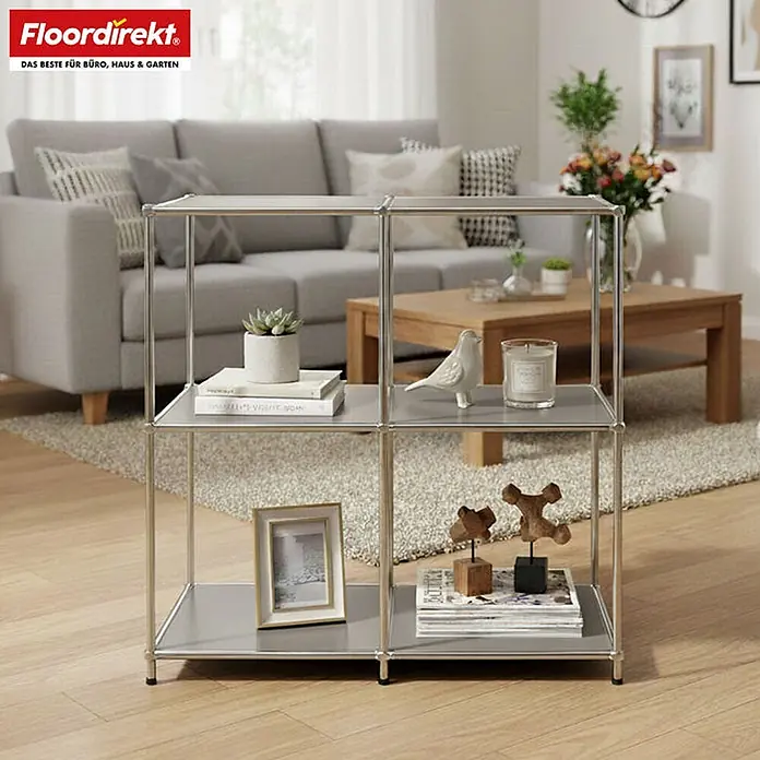 Floordirekt Metallregal Concept Epure MK-027 Sideboard 78 x 40 x 82 cm Grau -  - Ein Metallregal mit grauen Böden in einem Wohnzimmer, dekoriert mit Büchern und Ziergegenständen.