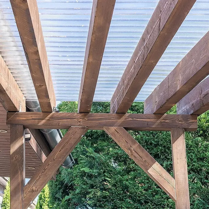 Floordirekt Doppelstegplatte Polycarbonat 60,5 x 121 cm 16 mm Transparent -  - Dunkelbraune Holzpergola mit transparentem Wellplattendach.