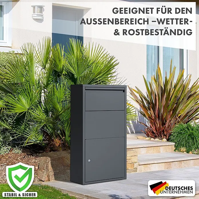 Floordirekt Paketbox Clement mit Klappsystem und Schloss - Anthrazit, Stahl, Paketfach - Dunkelgrauer, wetterfester Paketbriefkasten mit mehreren Fächern, im Freien auf einem Patio.