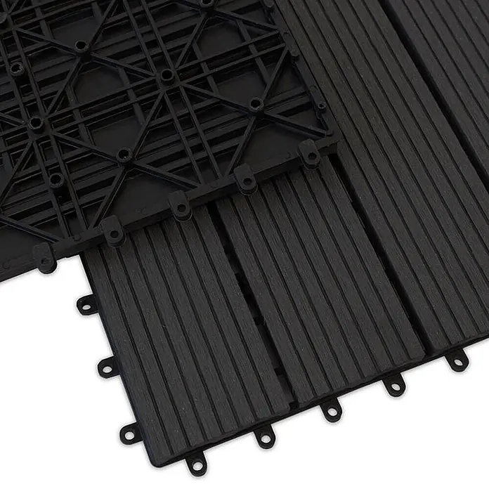 Floordirekt WPC-Klickfliese Royal Anthrazit 30 x 30 cm 11er-Set -  - Dunkelgraue, ineinandergreifende WPC-Terrassenfliesen, zeigen die geriffelte Oberfläche und das Kunststoffgitter.