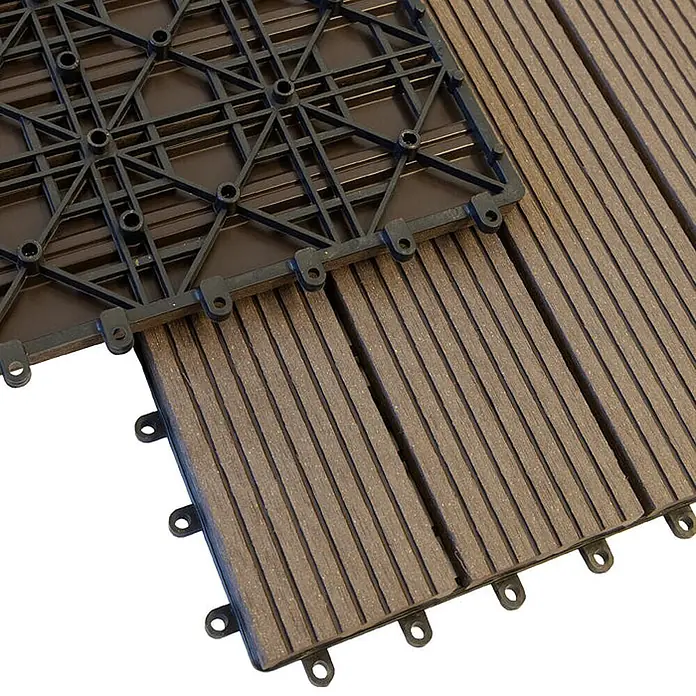 Floordirekt WPC-Klickfliese Royal Dunkelbraun 30 x 30 cm 11er-Set -  - Braune Klick-Terrassenfliesen mit dunkler Kunststoff-Gitterbasis, teilweise montiert.