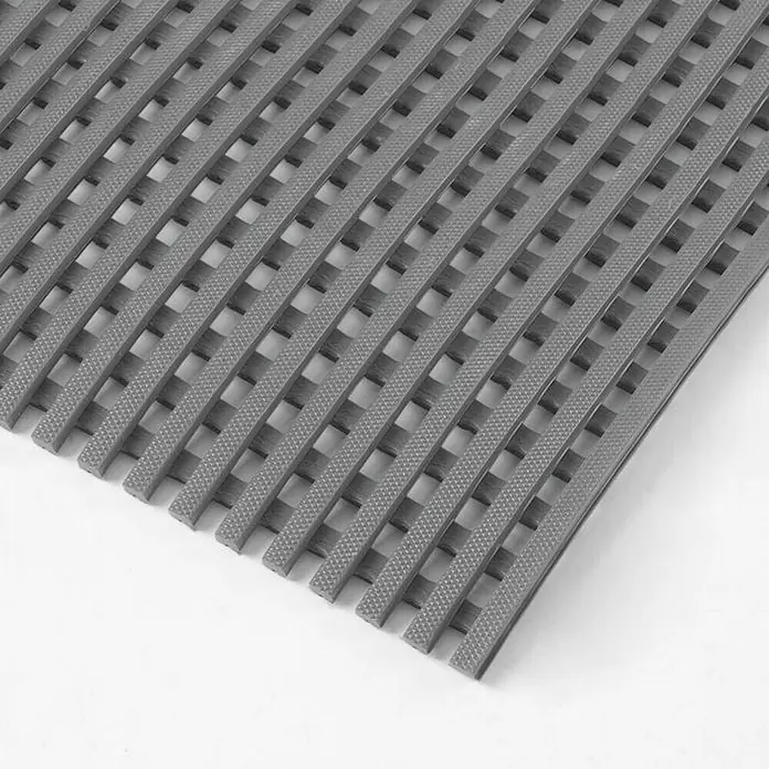Floordirekt Antirutschmatte Adria - Arbeitsplatzmatte für Nasszonen - Grau - 120 x 100 cm -  - Graue, strukturierte, geschlitzte Matte für Entwässerung und Rutschfestigkeit.