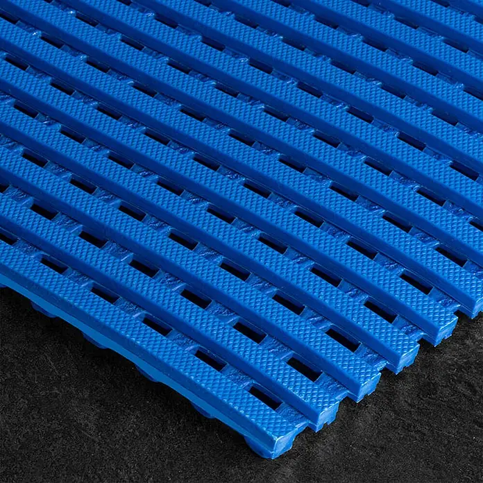 Floordirekt Antirutschmatte Adria - Arbeitsplatzmatte für Nasszonen - Blau - 120 x 800 cm -  - Blaue Anti-Rutsch-Matte mit Drainageöffnungen, aus texturiertem Kunststoff.