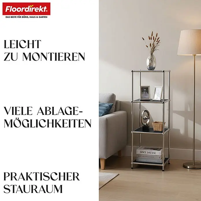 Floordirekt Metallregal Concept Epure MK-005 Schwarz 30 x 30 x 89 cm -  - Ein vierstöckiges Metallregal mit schwarzen Ablagen, das Deko und Bücher enthält, steht neben einem Sofa im Wohnzimmer.