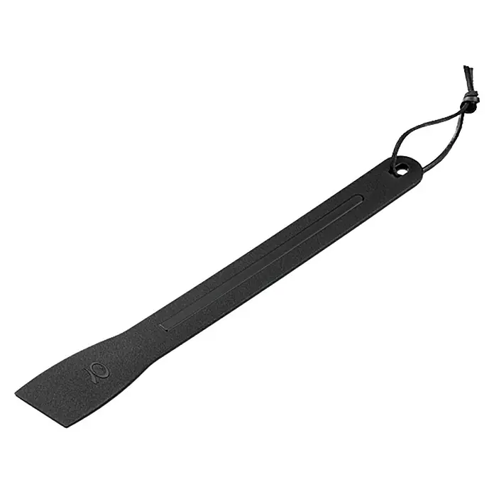 Weber Grillbesteck Q - Länge: 30,5 cm - Nahaufnahme eines schwarzen Kuchenspatels mit Aufhängeloch und Lederschnur. Ideal zum Verteilen von Cremes und Glasuren.