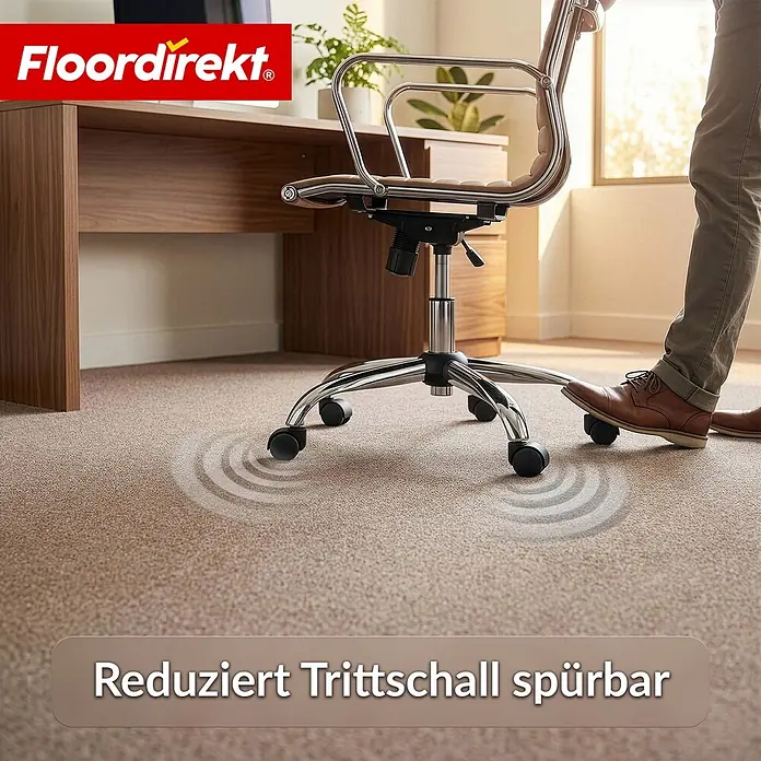 Floordirekt Teppichboden Meterware Malta - aus Nadelvlies - mit Schaumrücken - Beige - 200 x 100 cm - Nadelfilz, Polypropylen, Beige - Beiger Teppich in einem Büro, ein Bürostuhl mit Rollen erzeugt Wellen, ein Fuß ist daneben, zeigt spürbare Trittschalldämmung.