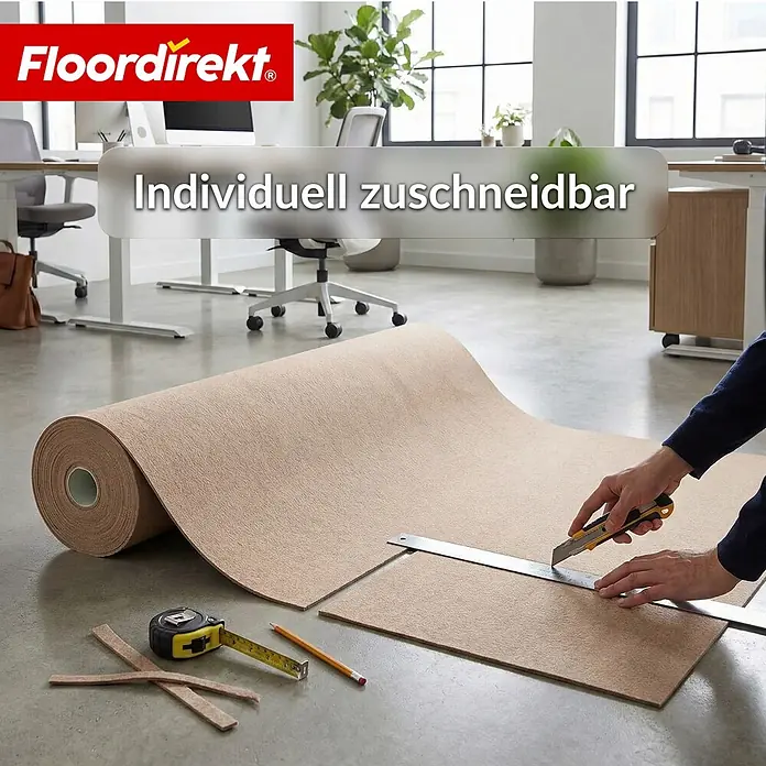 Floordirekt Teppichboden Meterware Malta - aus Nadelvlies - mit Schaumrücken - Beige - 200 x 100 cm - Nadelfilz, Polypropylen, Beige - Eine Person schneidet eine beigefarbene, strukturierte Bodenschutzmatte von einer Rolle in einem Büro zu. Sie ist individuell zuschneidbar.