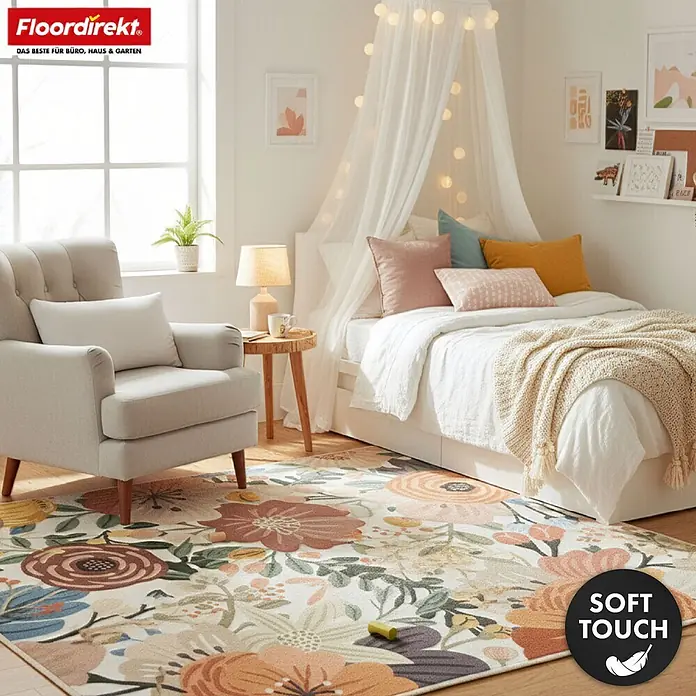 Floordirekt Kurzflorteppich Fleur 160 x 230 cm - Multicolor - Ein weicher, floral gemusterter Teppich in Erdtönen, der in einem gemütlichen Schlafzimmer ausgelegt ist.
