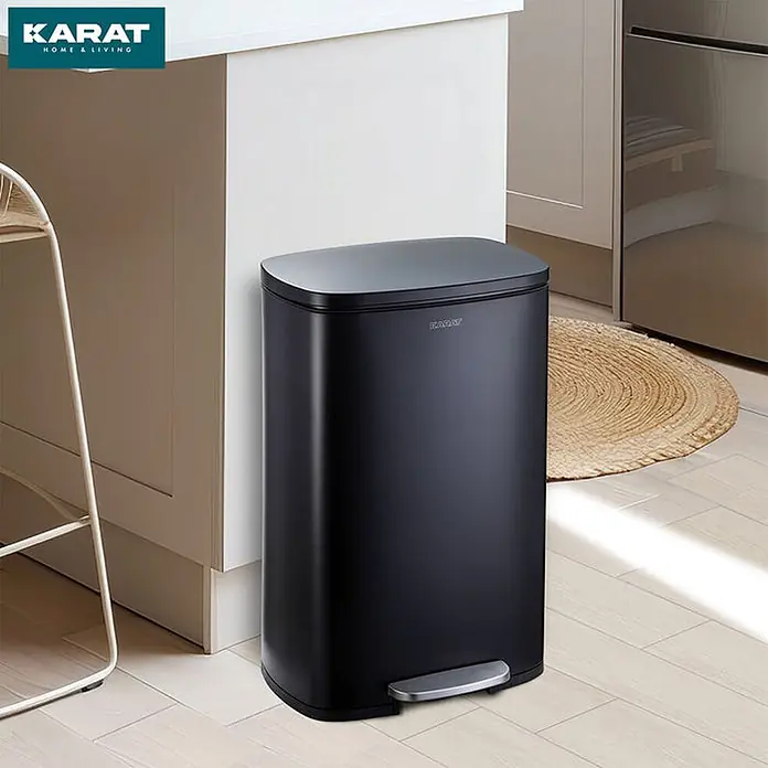Floordirekt Mülleimer Dustin aus Edelstahl Absenkautomatik 50 Liter Schwarz -  - Schwarzer rechteckiger Treteimer in einer modernen Küche.