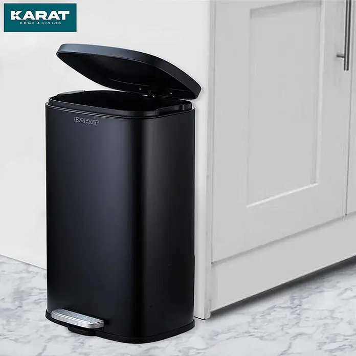 Floordirekt Mülleimer Dustin aus Edelstahl Absenkautomatik 50 Liter Schwarz -  - Schwarzer KARAT Treteimer mit geöffnetem Deckel, neben weißen Küchenschränken.