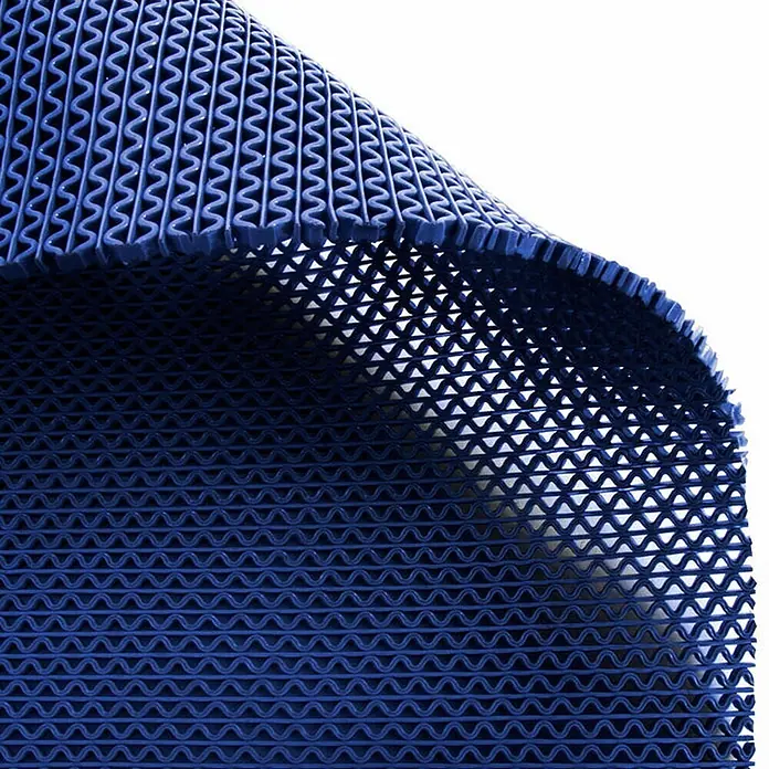 Floordirekt Antirutschmatte Anti-Slip für Barfußzonen - UV-beständig - Blau - 120 x 700 cm - Blau - Blaue flexible Anti-Rutsch-Matte mit welliger, offener Gitterstruktur, teilweise gerollt.