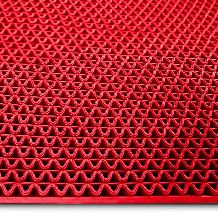 Floordirekt Antirutschmatte Anti-Slip für Barfußzonen - UV-beständig - Rot - 120 x 50 cm - Rot - Nahaufnahme einer hellroten, strukturierten PVC-Spaghetti-Matte.