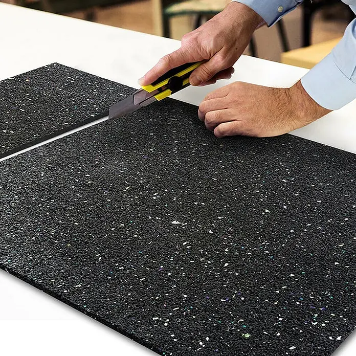 Floordirekt Unterlagsmatte Bautenschutzmatte Gummigranulatmatte 62,5 x 450 x 1 cm - Stärke: 10 mm - Schwarze Gummimatte mit bunten Sprenkeln wird mit einem Cuttermesser geschnitten.