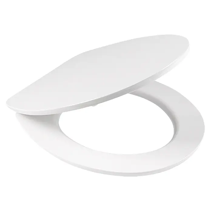 Poseidon Tapa de WC Kolorit - MDF, Blanco, Con caída amortiguada - Un asiento de inodoro de plástico blanco con tapa. El asiento es ovalado y ligeramente elevado.