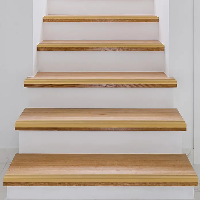 Floordirekt Stufenkantenprofil Glory L-Form Gold 100x3,6x1,7 cm Vorgebohrt -  - Helle Holzstufen mit gelben Anti-Rutsch-Streifen.