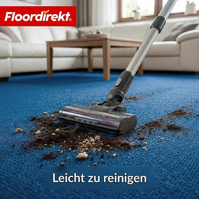 Floordirekt Teppichboden Meterware Malta - aus Nadelvlies - mit Schaumrücken - Dunkelblau - 200 x 100 cm - Nadelfilz, Polypropylen, Dunkelblau - Grauer Staubsaugerkopf auf blauem Teppich, reinigt Schmutz und Krümel.