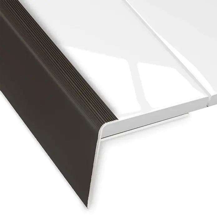 Floordirekt Treppenkantenprofil Safety 100 cm Bronze Hell - Aluminium, Bronze Dunkel, Eloxiert - Dunkelbraune geriffelte Treppenkante auf weißer Stufe für Rutschschutz.