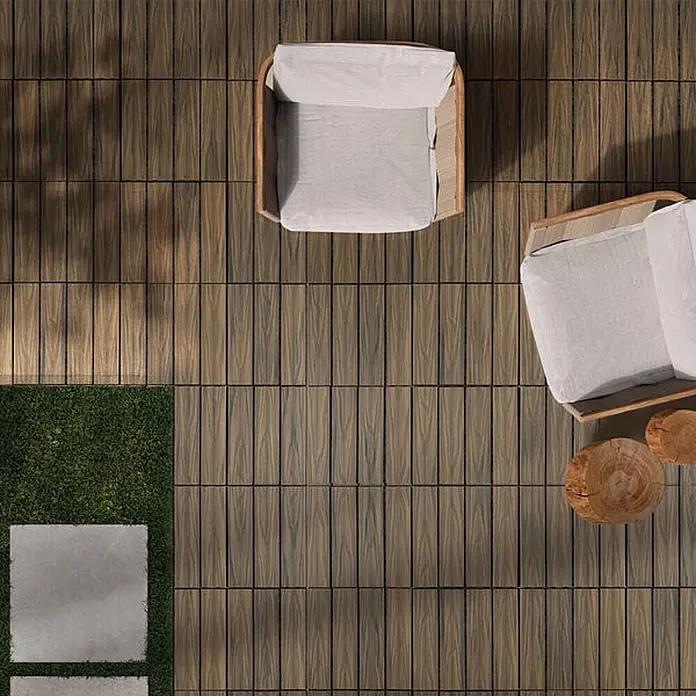 Floordirekt WPC-Klickfliese Classic Mix Teak 30 x 30 cm -  - Draufsicht auf Outdoor-Terrassenfliesen in Holzoptik in Naturtönen, die eine Terrasse mit Gartenstühlen, Rasen und Trittsteinen bilden.