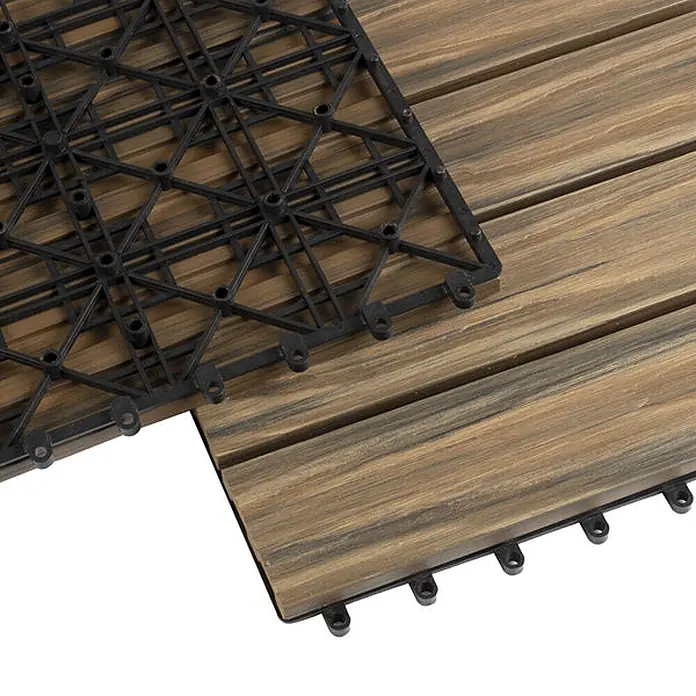 Floordirekt WPC-Klickfliese Classic Mix Teak 30 x 30 cm -  - Verbund-Terrassenfliesen aus Holzverbundwerkstoff mit braun-grauer Maserung und schwarzer Kunststoffunterlage.